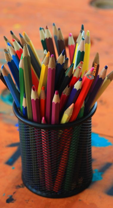 Photographie d'un pot de crayons de couleur