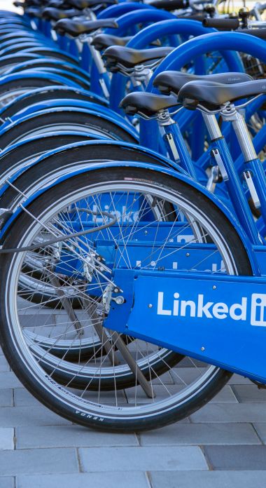 Photographie de vélos garés avec le logo de LinkedIn