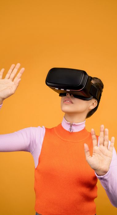 Photographie d'une femme avec un casque de réalité virtuelle