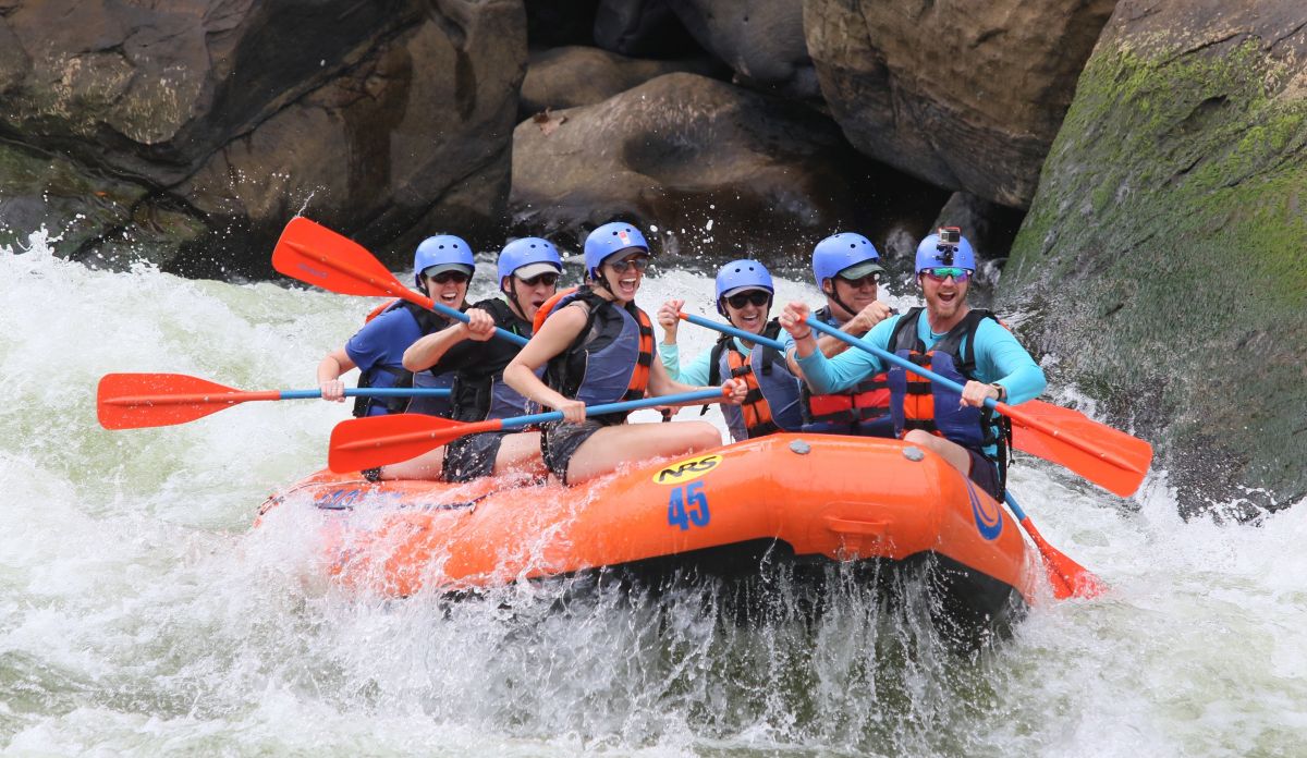 Photographie de 8 personnes en train de descendre en canoe