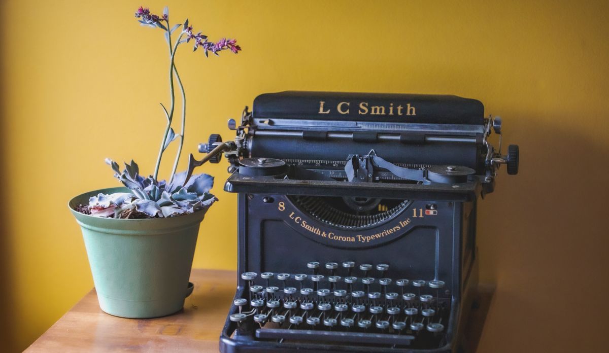 Photographie d'une vieille machine à écrire sur un bureau