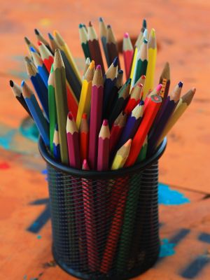 Photographie d'un pot de crayons de couleur