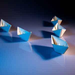 Photographie de 5 bateaux en papier