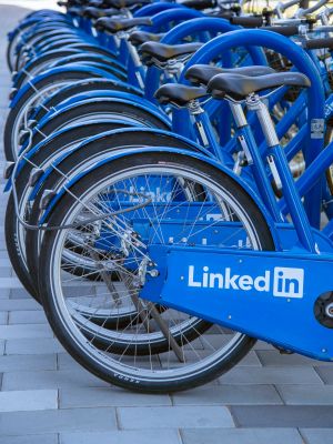 Photographie de vélos garés avec le logo de LinkedIn