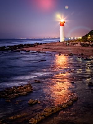 Photographie d'un phare éclairé