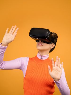 Photographie d'une femme avec un casque de réalité virtuelle