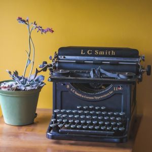 Photographie d'une vieille machine à écrire sur un bureau