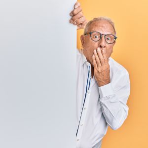 Photographie d'un homme étonné, mettant sa main devant sa bouche