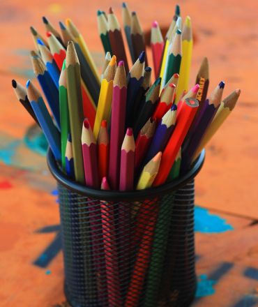 Photographie d'un pot de crayons de couleur